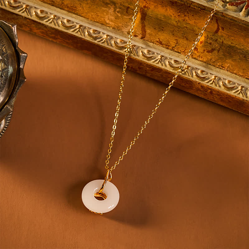 Elegante Hetian Jade Kette mit Pfingstrose Anhänger Frieden Symbol golden