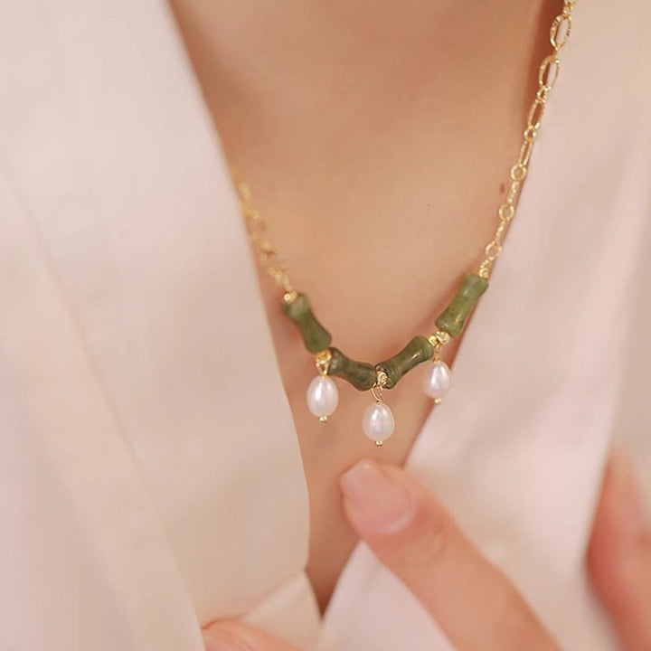 Jade Kette mit weißen Perlen grüner Naturstein Anhänger getragen