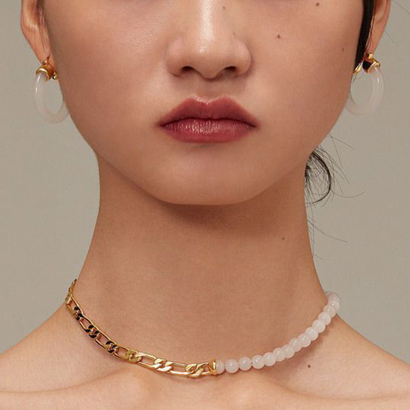 Ohrringe Weißer Jade Wohlstand getragen Modell Boho Schmuck Creolen Gold