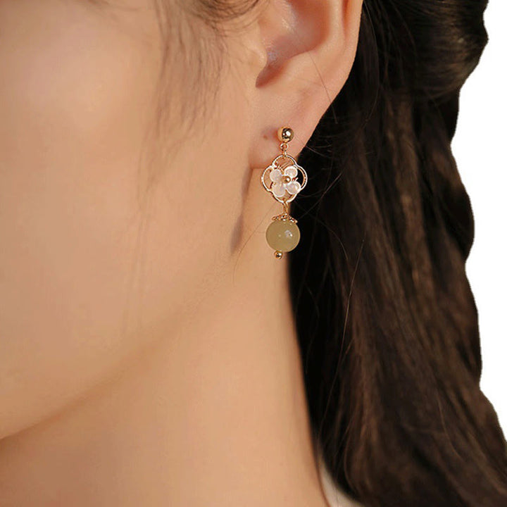 Ohrringe Tridacna Blume Jade getragen Gold zarter Boho Schmuck spirituell