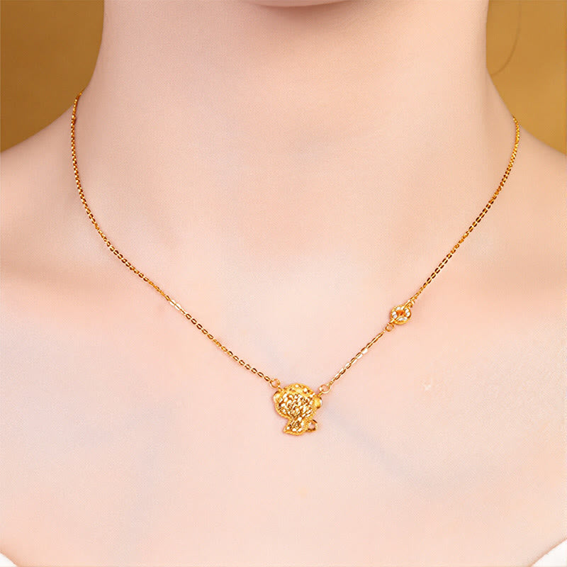 Goldkette mit Chinesischer Zodiak Pferd Anhänger um Hals getragen