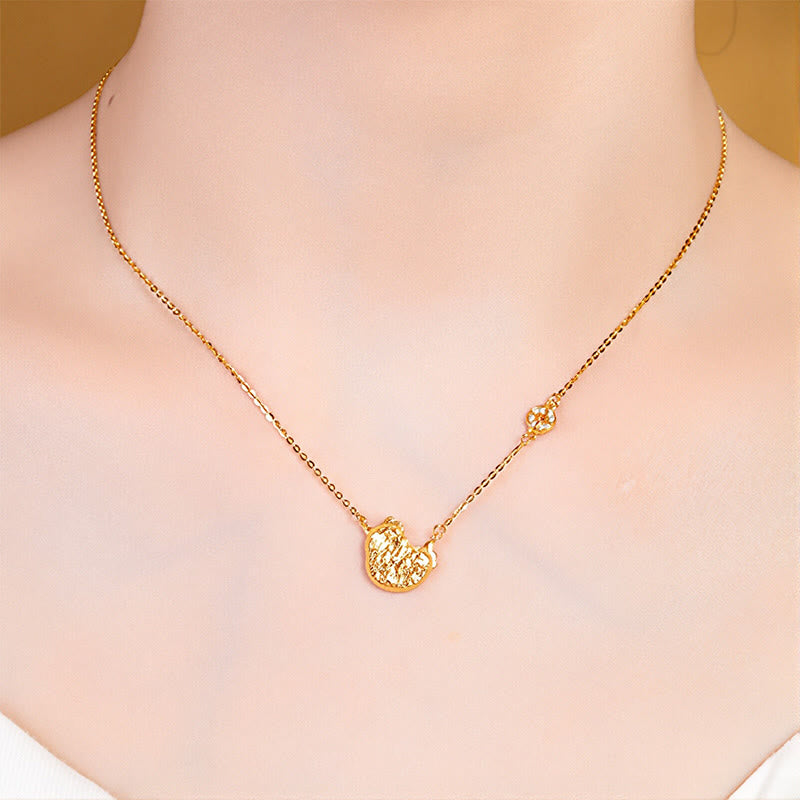Goldene Anhänger Kette mit Chinesischer Zodiak Münze am Hals