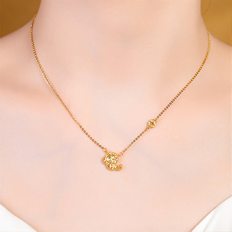 Goldene Kette mit Zodiak Anhänger am Hals getragen Jade Pferd Münze