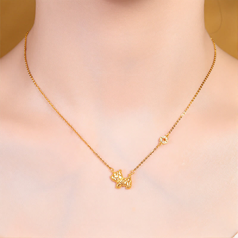 Goldene Kette mit Sternanhänger eleganter Schmuck elegant getragen