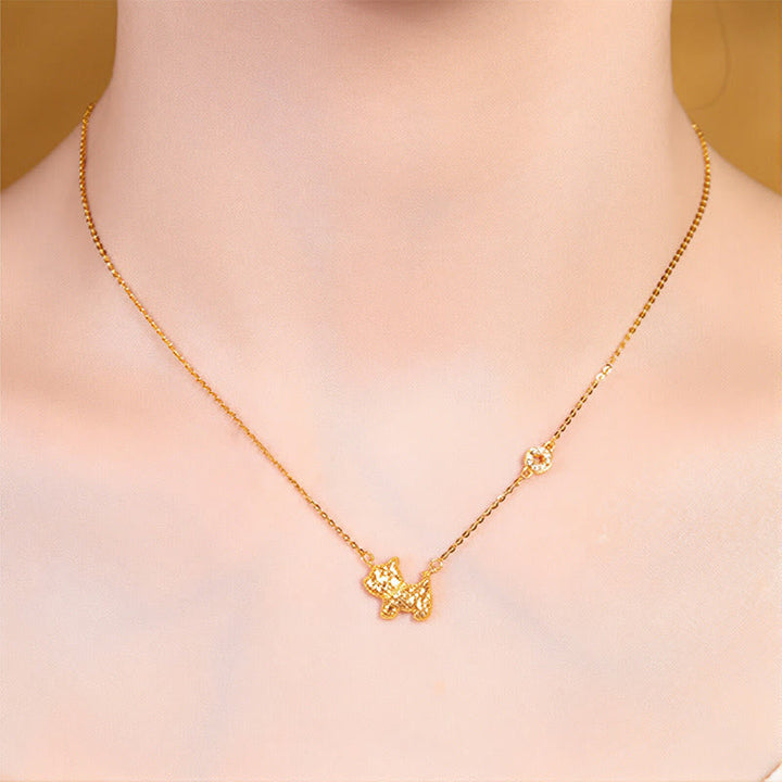 Goldene Kette mit Sternanhänger eleganter Schmuck elegant getragen