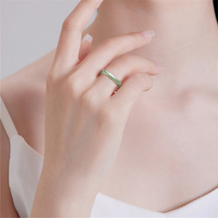 Ring Jade Bambus – Fülle getragen eleganter grüner Fingerring