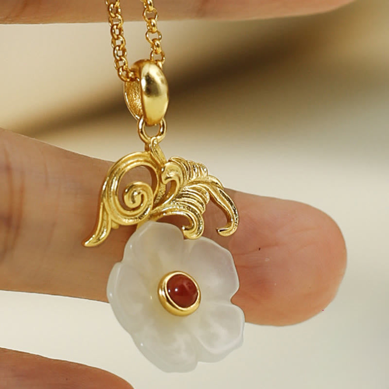 Hetian Jade Blume Anhänger Kette goldfarben an Finger Glück