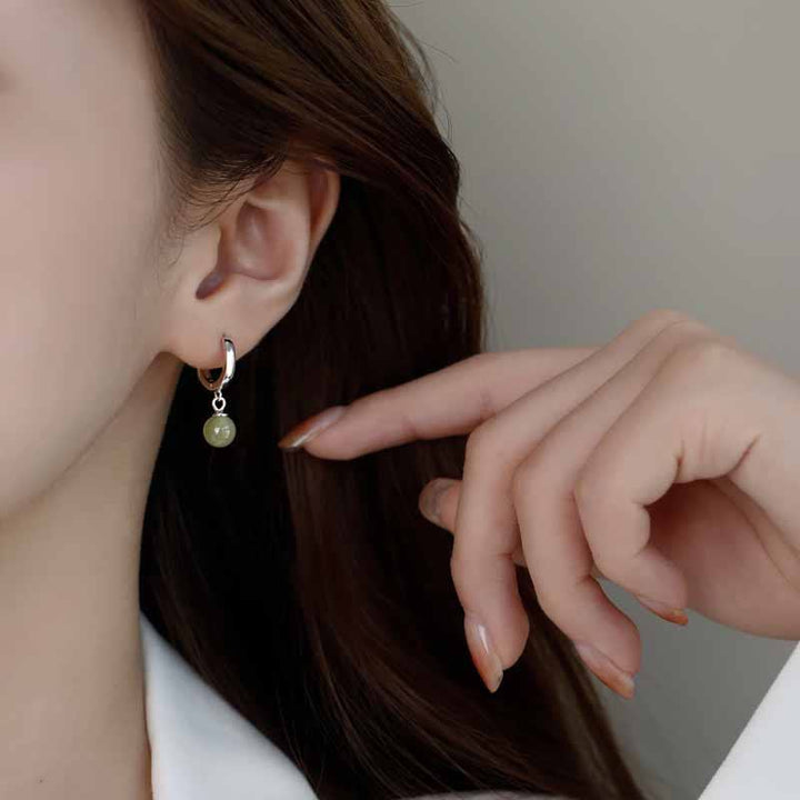 Ohrringe Jade Wohlstand Silber getragen Boho Schmuck spirituell Ohrhänger