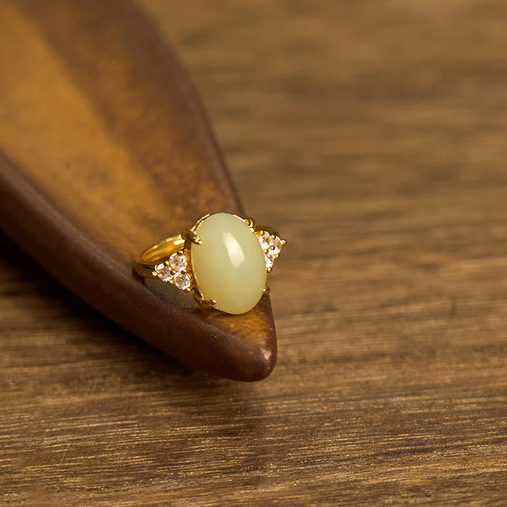 Ring Hetian Jade Ei Gelbgold Diamanten edler Schmuck elegant