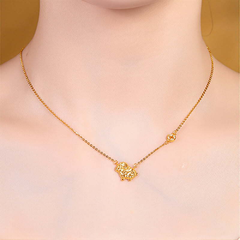 Goldene Kette Anhänger Münze Chinesischer Zodiak am Hals