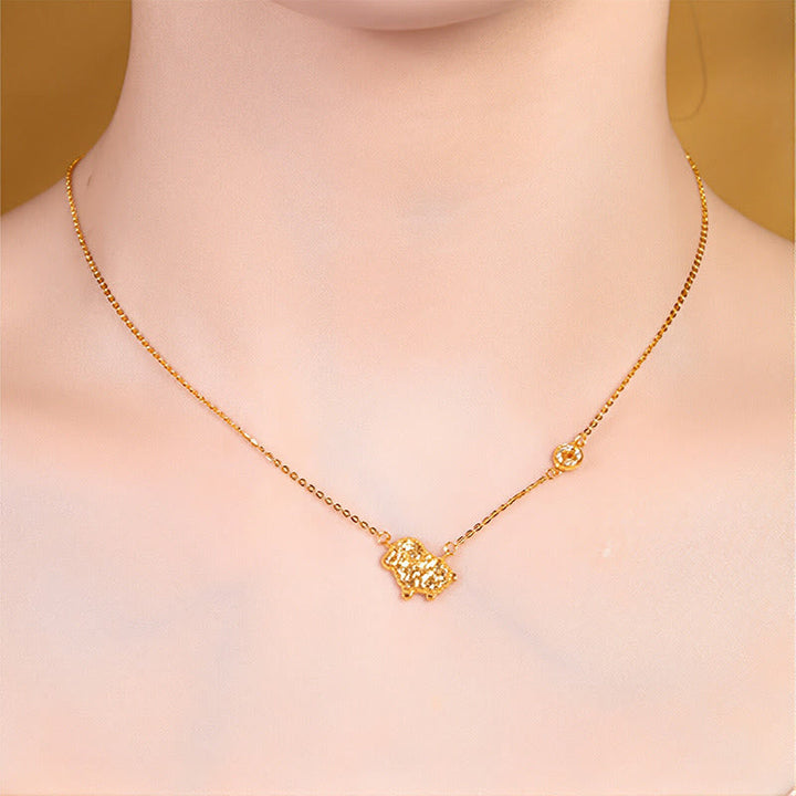 Goldene Kette Anhänger Münze Chinesischer Zodiak am Hals