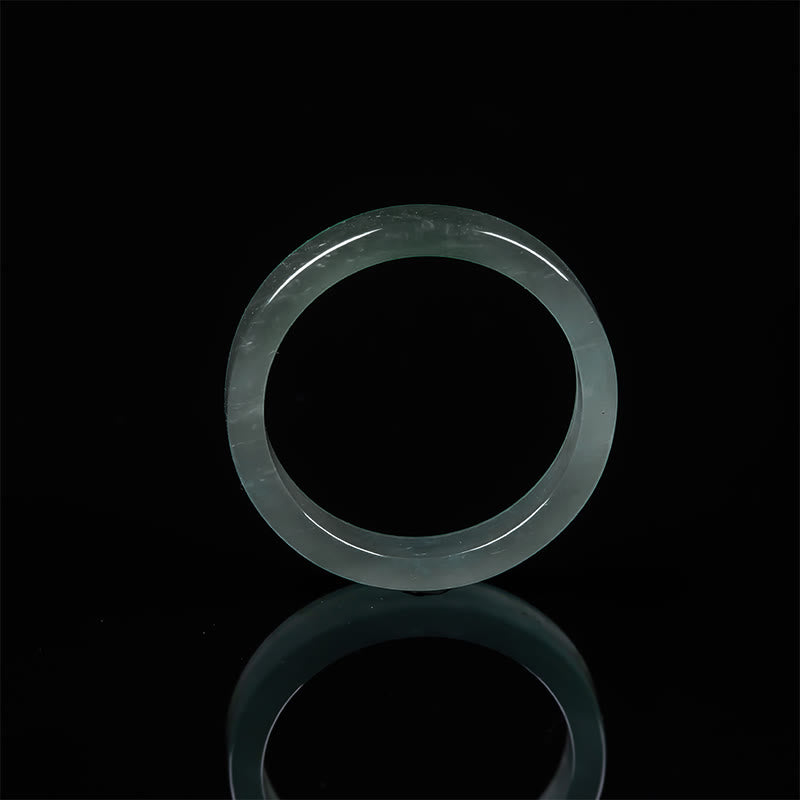 Ring Jade – Fülle & Wohlstand eleganter grüner Schmuck Reflexion schwarzer Hintergrund