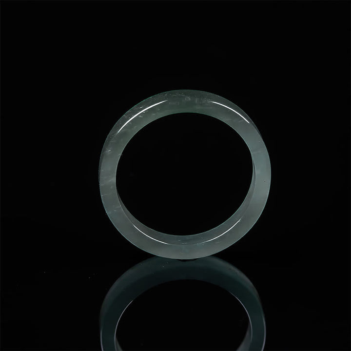 Ring Jade – Fülle & Wohlstand eleganter grüner Schmuck Reflexion schwarzer Hintergrund
