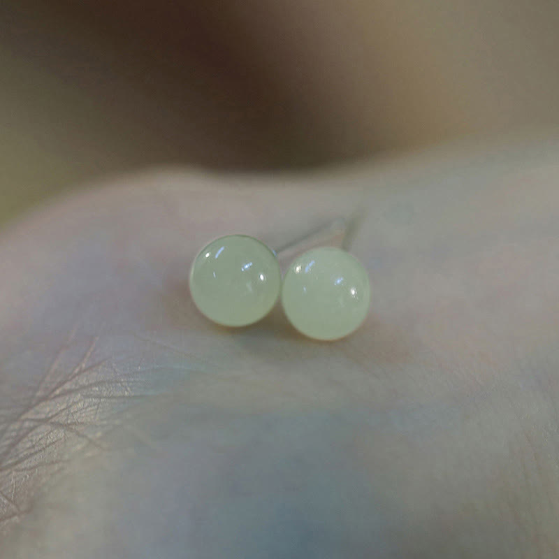 Jade Ohrringe Kugel hellgrün Ohrstecker Glück Boho Schmuck spirituell getragen