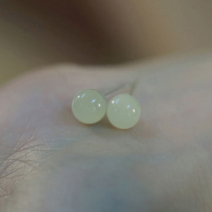 Jade Ohrringe Kugel hellgrün Ohrstecker Glück Boho Schmuck spirituell getragen