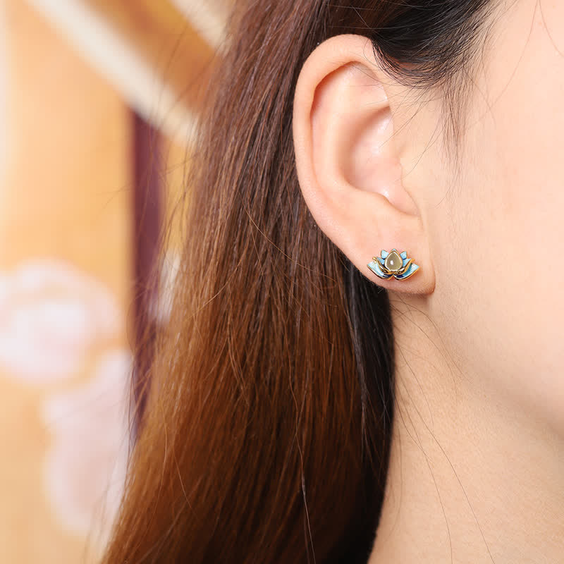 Hetian-Jade Lotus Ohrringe getragen Boho Schmuck spirituell Erfolg Ohrstecker