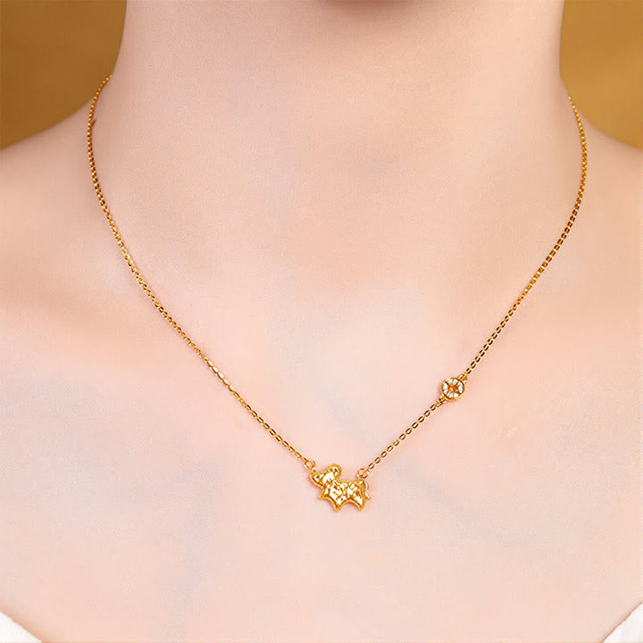 Goldkette mit Anhänger Pferd Münze Chinesischer Zodiak am Hals getragen