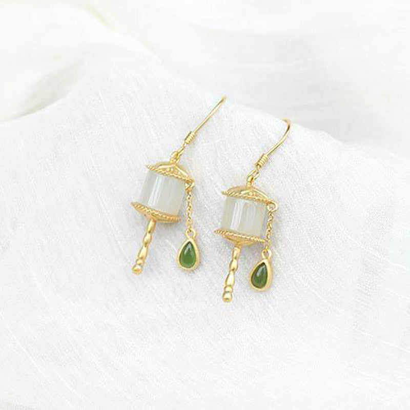 Ohrringe Jade Gebetsmühle gold weißer Mondstein Tropfen spiritueller Schmuck