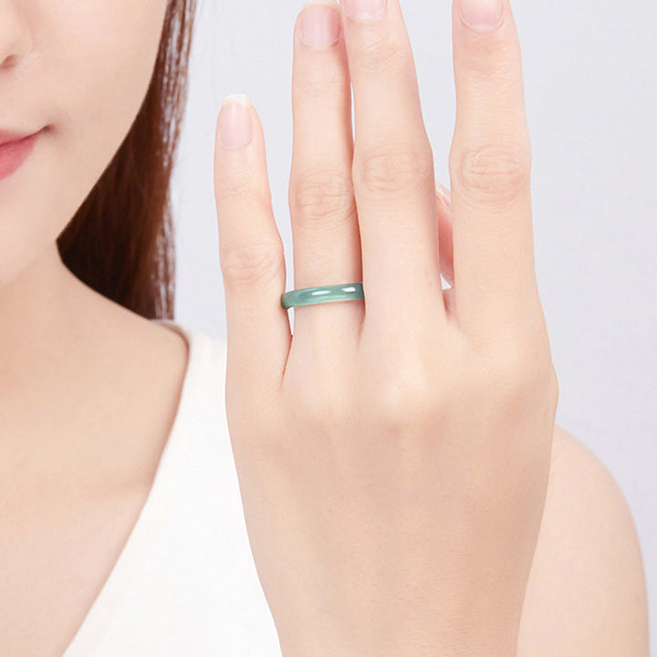 Jade Ring Wohlstand Schutz elegant getragen an weiblicher Hand