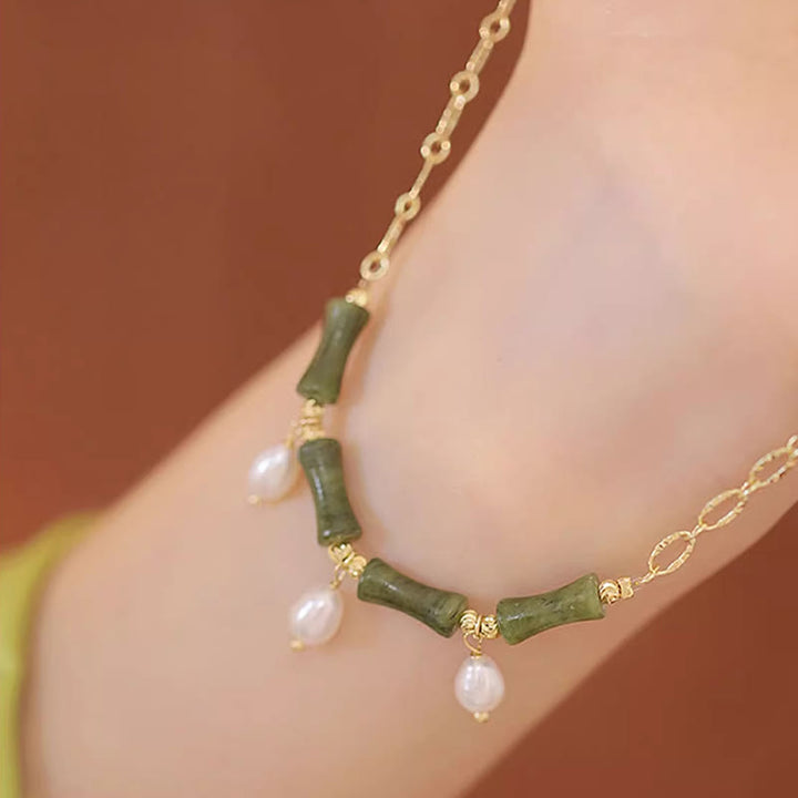 Grüne Jade Kette mit Perlen Anhänger am Hals getragen Wohlstand