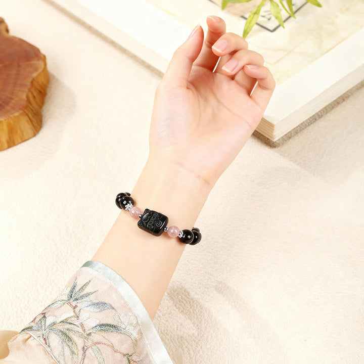 Armband Silber Obsidian Erdbeerquarz Katze am Handgelenk getragen Schutz Energie