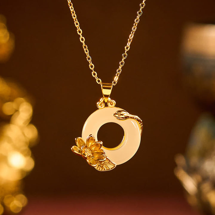 Kette Lotus Schließe Frieden golden mit Blütenanhänger elegant getragen