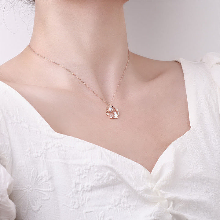 Rosegold Sterlingsilber Kette mit Blume Anhänger elegant am Hals getragen