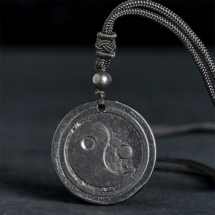 Silberkette mit geschnitztem Yin-Yang-Anhänger Naturstein Schutz Symbol