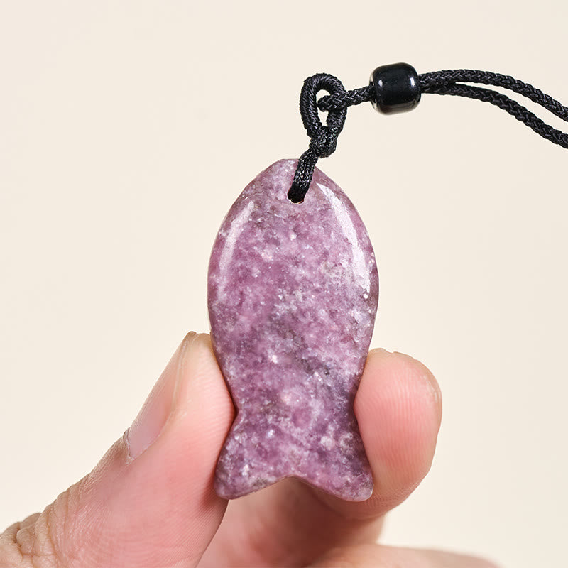 Amethyst Kette Anhänger lila Naturstein in Hand getragen