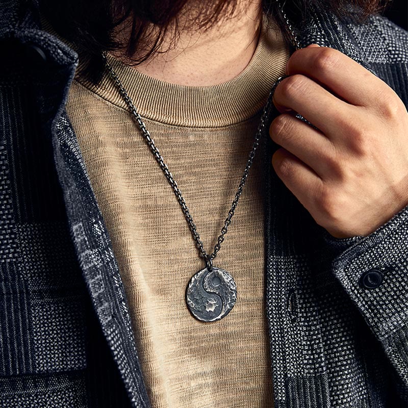 Yin Yang Kette Sterlingsilber am Hals getragen silberner Anhänger Harmonie