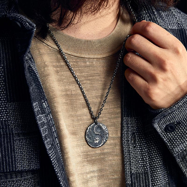 Yin Yang Kette Sterlingsilber am Hals getragen silberner Anhänger Harmonie