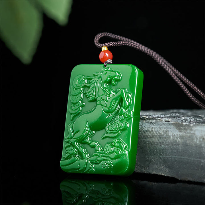 Grüne Jade Kette Pferd Anhänger Heilstein Symbol Kraft Fülle