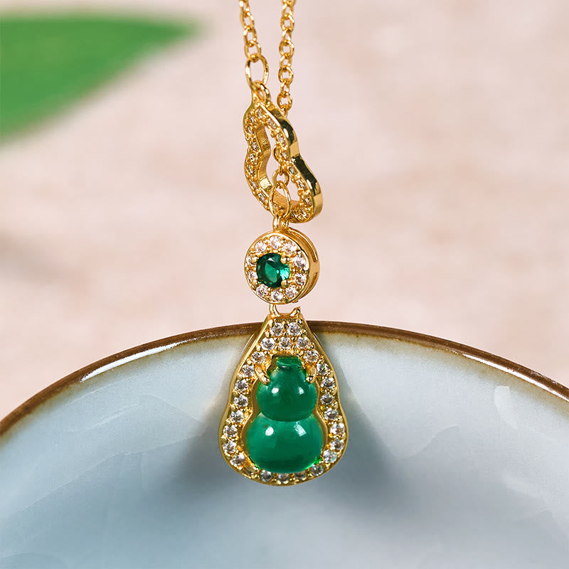 Kette grüne Jade Kürbis Anhänger Balance vergoldet Naturstein