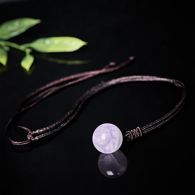 Amethyst Kette mit violettem Naturstein Anhänger Balance getragen