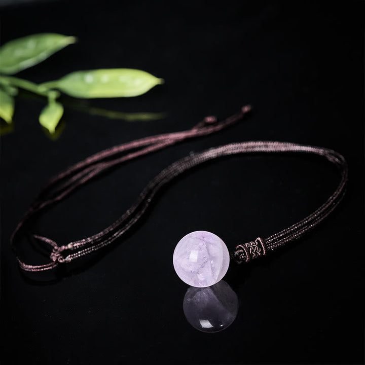 Amethyst Kette mit violettem Naturstein Anhänger Balance getragen