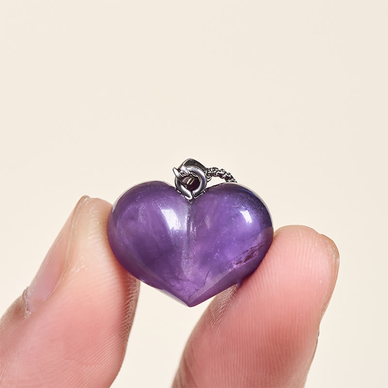 Amethyst Kette Herz-Anhänger Balance Naturstein violett in der Hand