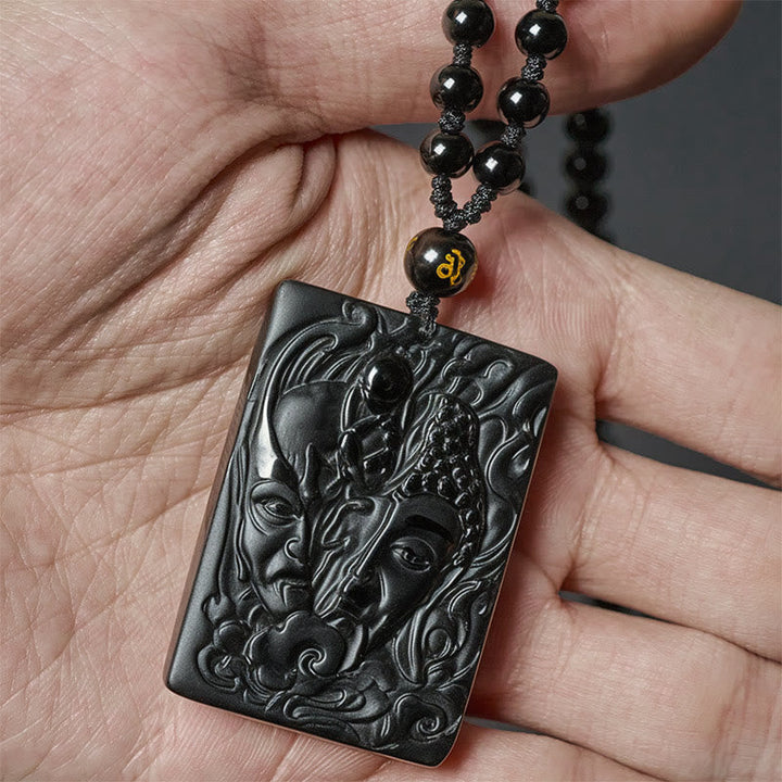 Schwarzer Obsidian Kette mit Buddha-Relief Anhänger in der Hand