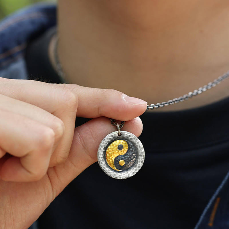 Kette Sterlingsilber Yin Yang Balance Anhänger in Hand getragen