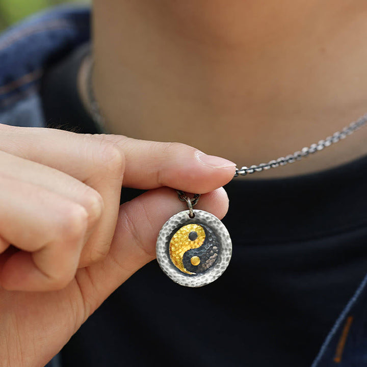 Kette Sterlingsilber Yin Yang Balance Anhänger in Hand getragen
