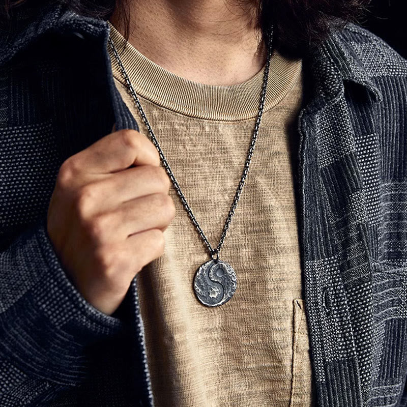Silberkette Yin Yang Anhänger um Hals getragen Harmonie Sterlingsilber
