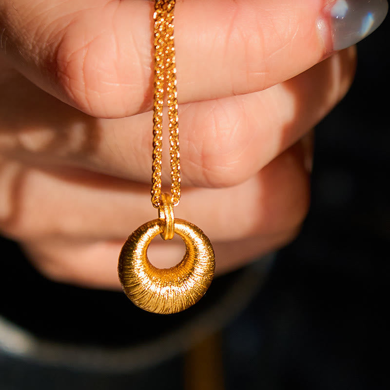 Goldene Kette Anhänger Frieden-Schnalle Vergoldetes Kupfer in Hand gehalten