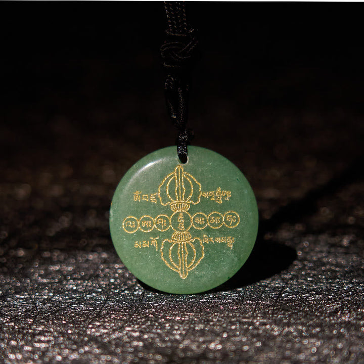 Grüner Jade Anhänger mit schwarzer Schnur Vajra Symbol Naturstein Meditation