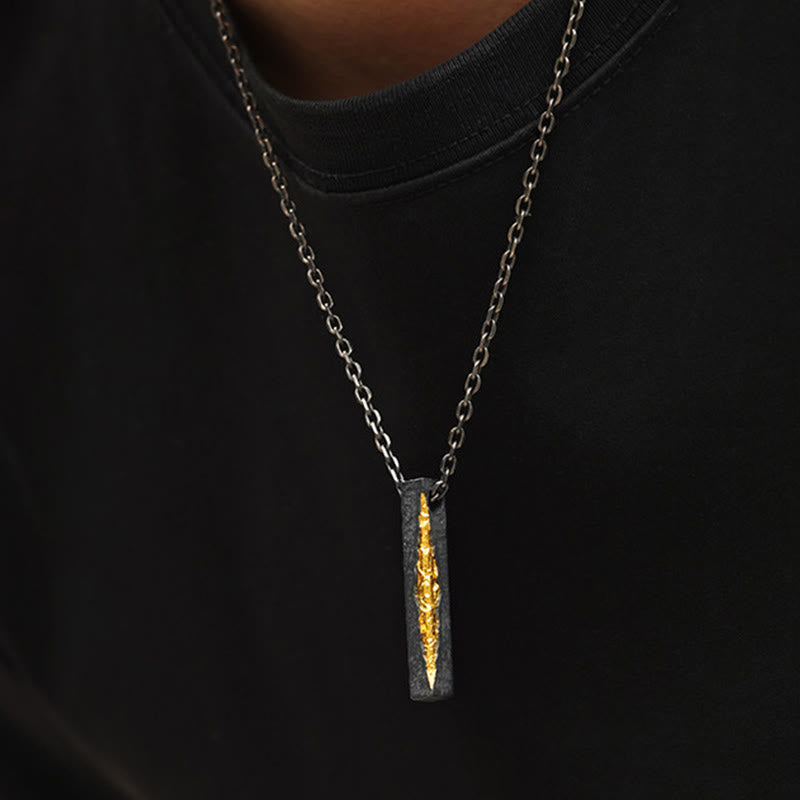 Sterlingsilber Kette mit goldenem Anhänger Weisheit Symbol am Hals