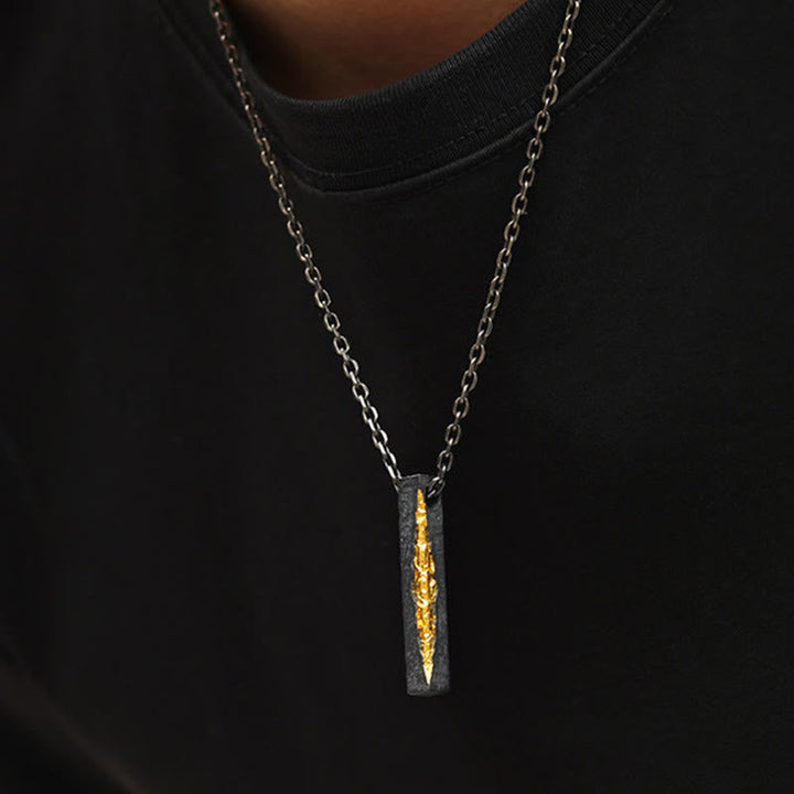 Sterlingsilber Kette mit goldenem Anhänger Weisheit Symbol am Hals