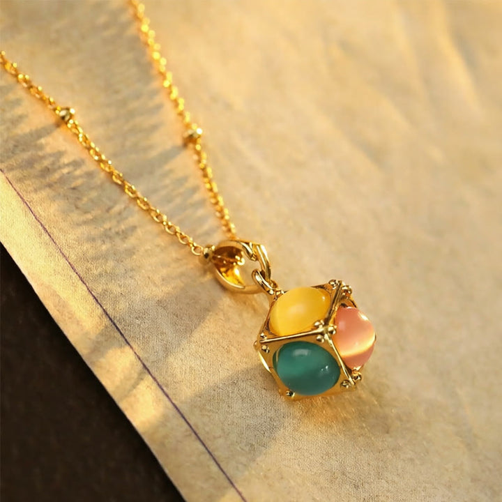 Kette Katzenauge Würfel Schutz golden bunte Steine eleganter Schmuck getragen