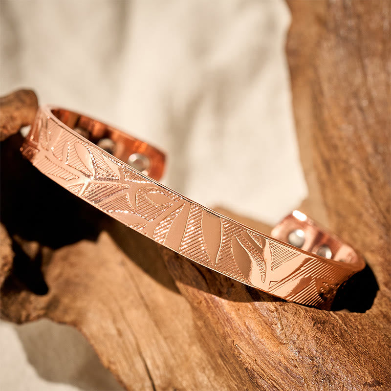 Armband Kupfer Rosenmuster Balance Glück auf Holz präsentiert Naturschmuck