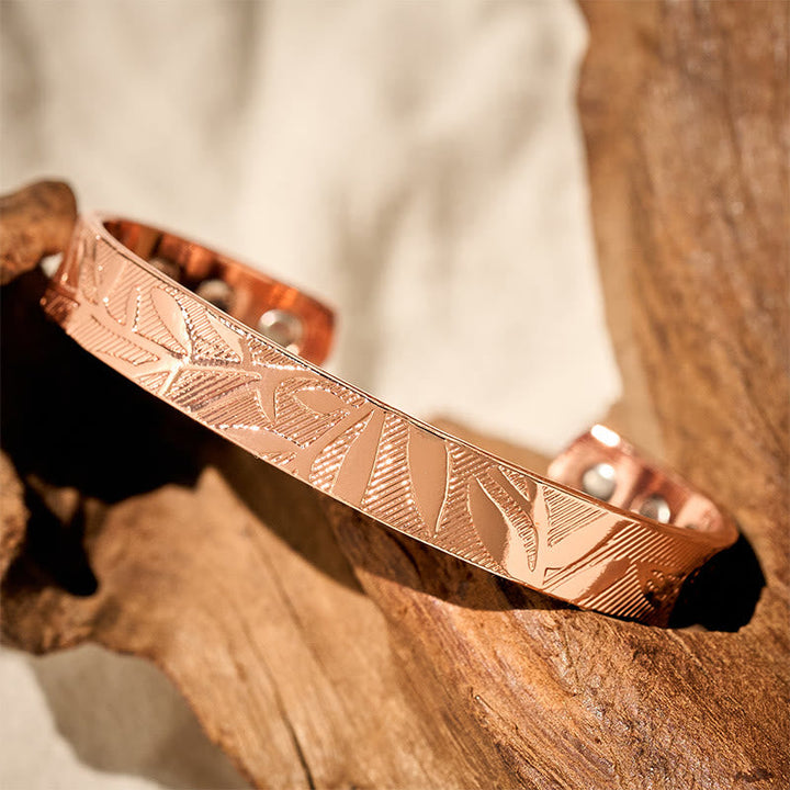 Armband Kupfer Rosenmuster Balance Glück auf Holz präsentiert Naturschmuck