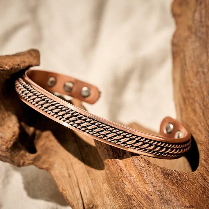 Armband Kupfer Glück Balance Harmonie geflochten auf Holz präsentiert
