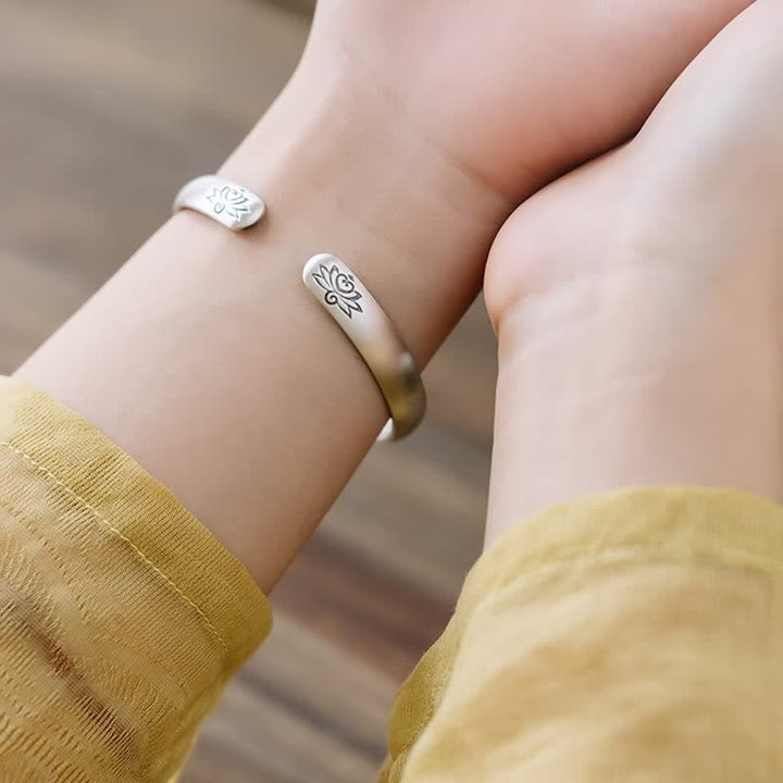 Armband Kupfer Herzsutra Lotus graviert am Handgelenk getragen Glück Heilung