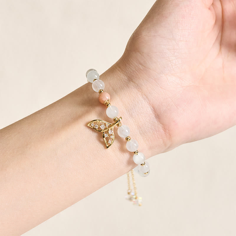 Armband Aquamarin Kupfer mit goldenem Fischschwanz Anhänger am Handgelenk getragen